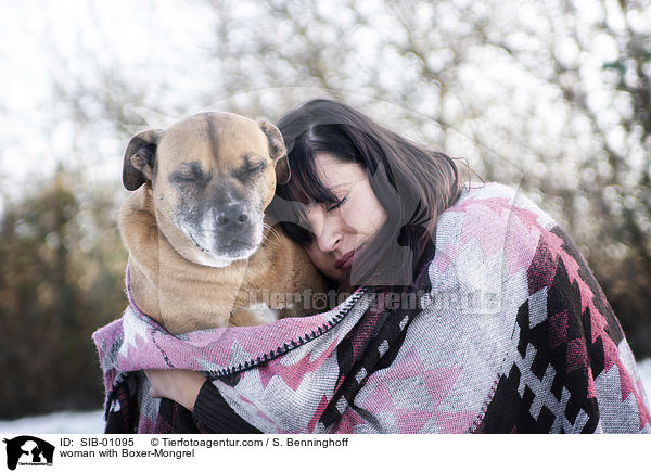 Frau mit Boxer-Mischling / woman with Boxer-Mongrel / SIB-01095