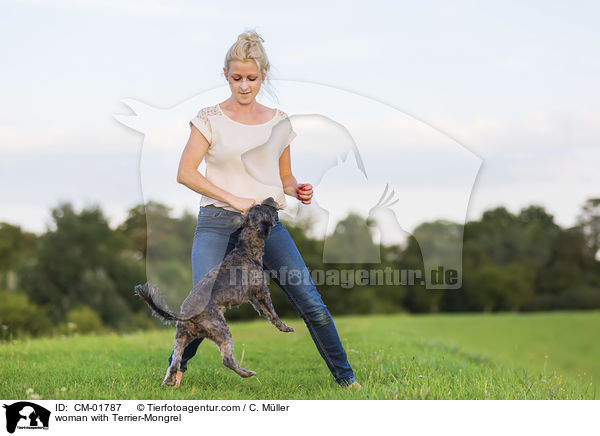 Frau mit Terrier-Mischling / woman with Terrier-Mongrel / CM-01787
