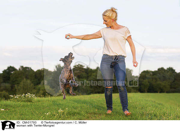 Frau mit Terrier-Mischling / woman with Terrier-Mongrel / CM-01793