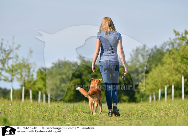 Frau mit Podenco-Mischling / woman with Podenco-Mongrel / YJ-15946