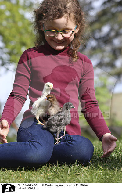 girl with Chicken / PM-07488