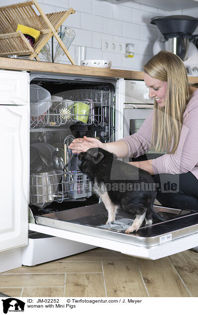 Frau mit Minischweinen / woman with Mini Pigs / JM-02252