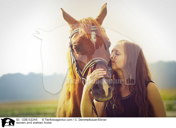 Frau und Araber / woman and arabian horse / CDE-02245