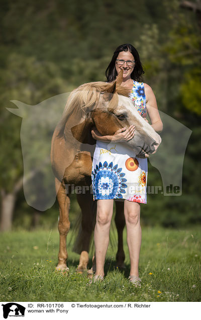 Frau mit Pony / woman with Pony / RR-101706