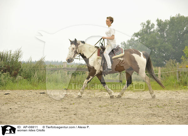 woman rides Criollo / AP-08811