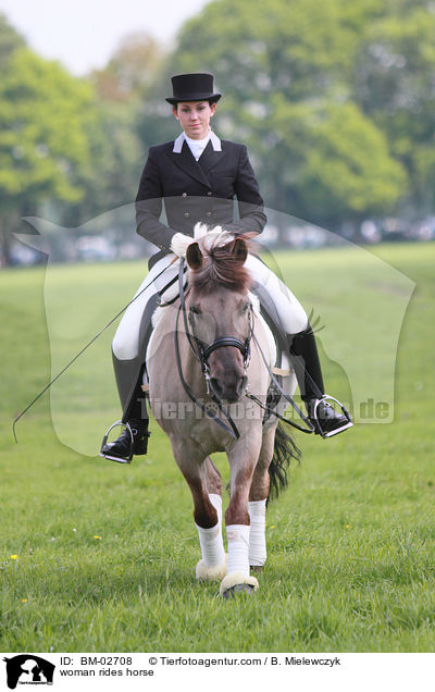 woman rides horse / BM-02708