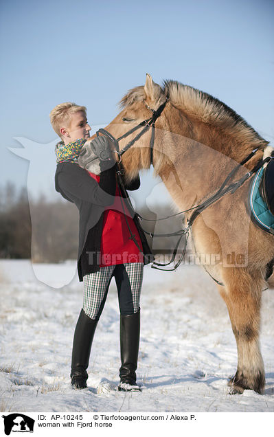 Frau mit Fjordpferd / woman with Fjord horse / AP-10245