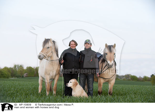 Mann und frau mit Pferden und Hund / man and woman with horses and dog / AP-10809
