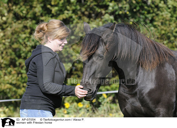 woman with Friesian horse / AP-07054