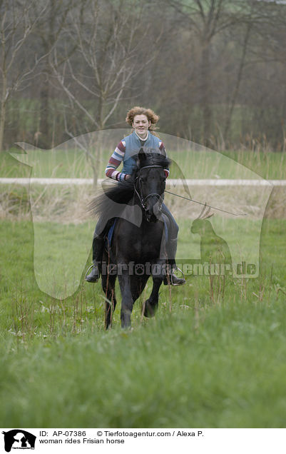 woman rides Frisian horse / AP-07386