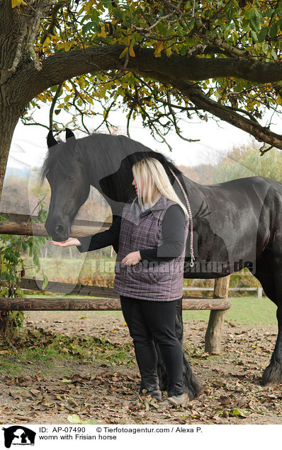 womn with Frisian horse / AP-07490