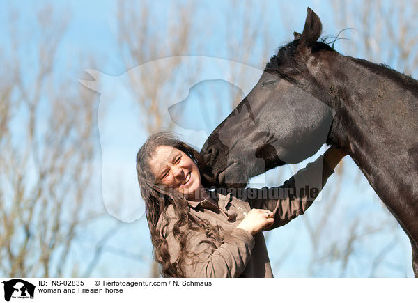woman and Friesian horse / NS-02835