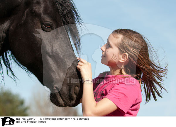 girl and Friesian horse / NS-02849