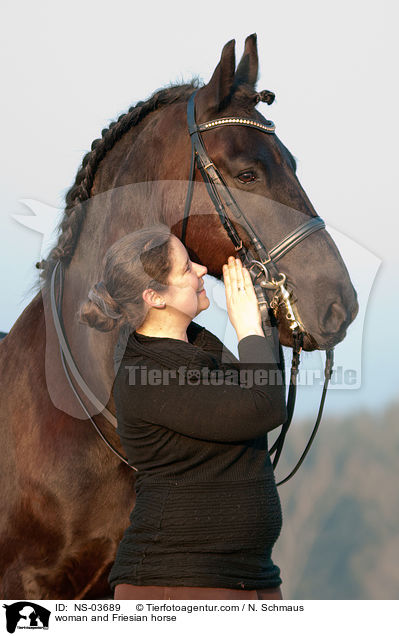 woman and Friesian horse / NS-03689