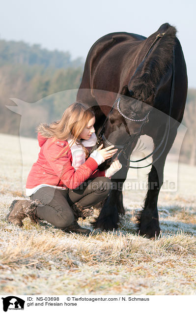 girl and Friesian horse / NS-03698