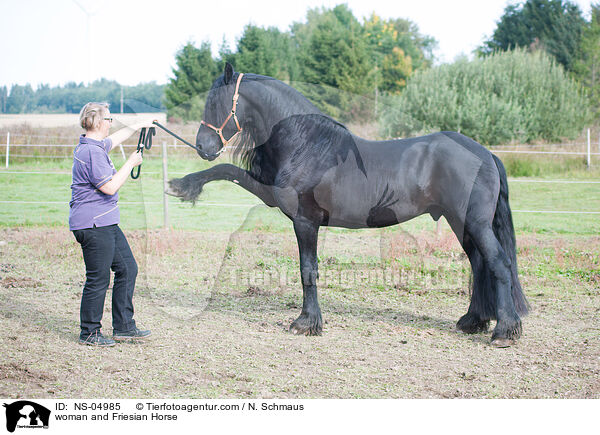 Frau und Friese / woman and Friesian Horse / NS-04985