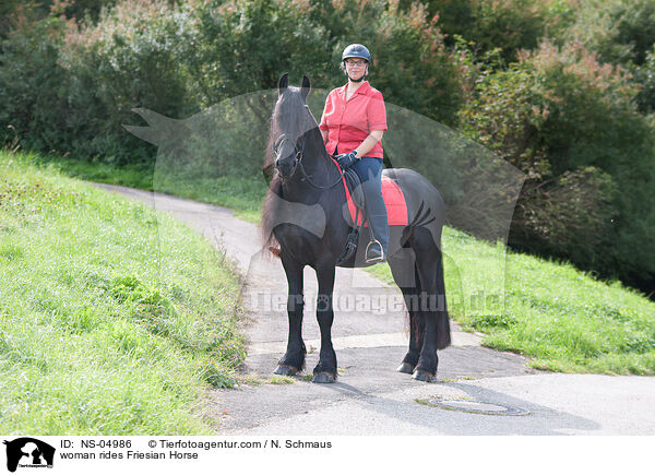 Frau reitet Friese / woman rides Friesian Horse / NS-04986