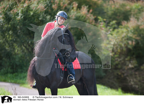 Frau reitet Friese / woman rides Friesian Horse / NS-04989