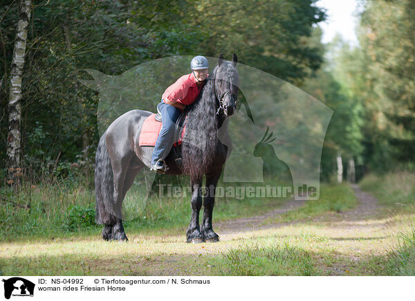 Frau reitet Friese / woman rides Friesian Horse / NS-04992