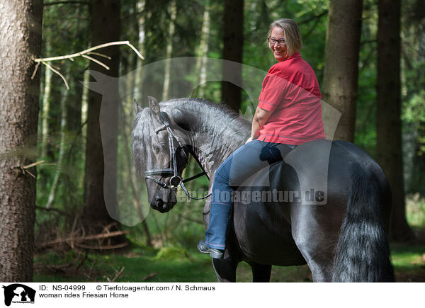 Frau reitet Friese / woman rides Friesian Horse / NS-04999