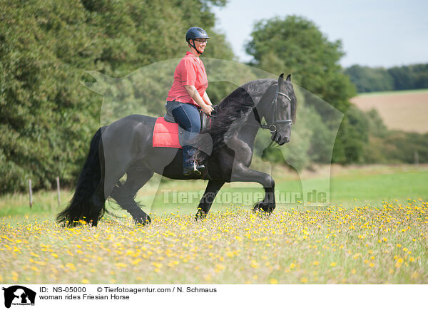 Frau reitet Friese / woman rides Friesian Horse / NS-05000