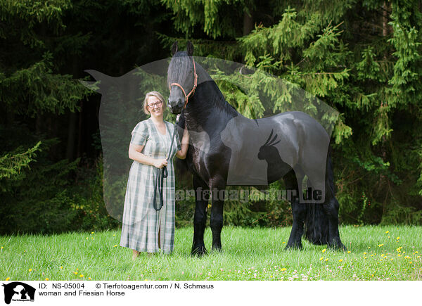 Frau und Friese / woman and Friesian Horse / NS-05004