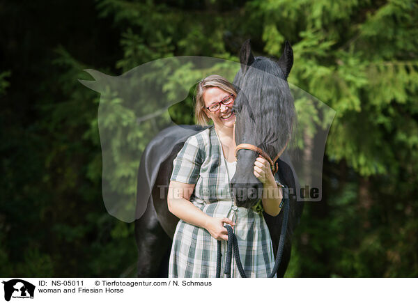 Frau und Friese / woman and Friesian Horse / NS-05011