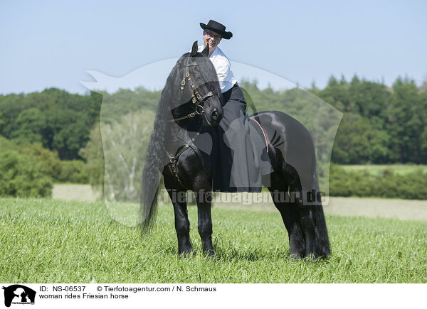 woman rides Friesian horse / NS-06537