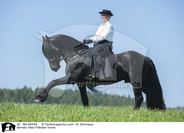 Frau reitet Friese / woman rides Friesian horse / NS-06549