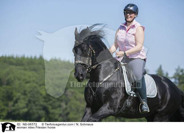 woman rides Friesian horse / NS-06572