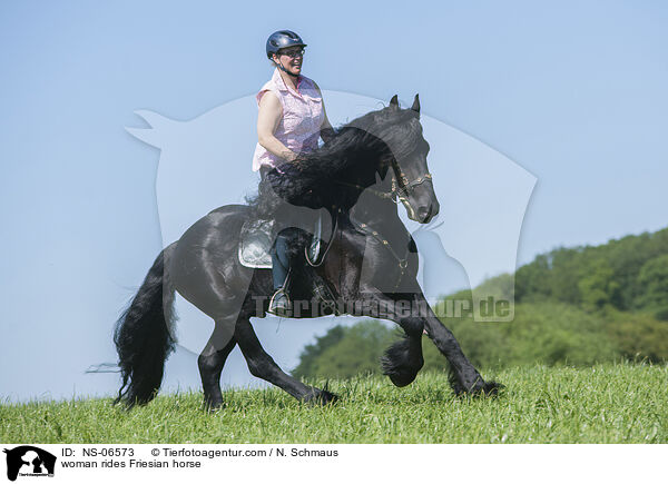 woman rides Friesian horse / NS-06573