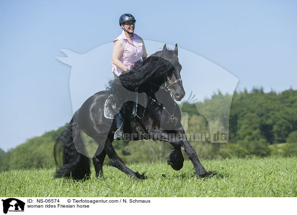 woman rides Friesian horse / NS-06574