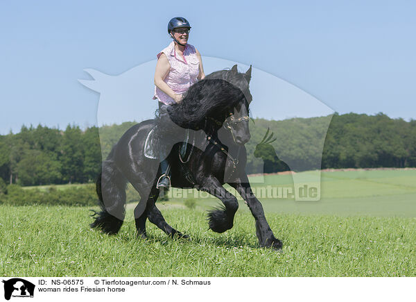 woman rides Friesian horse / NS-06575