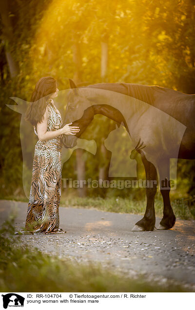 junge Frau mit Friesenstute / young woman with friesian mare / RR-104704