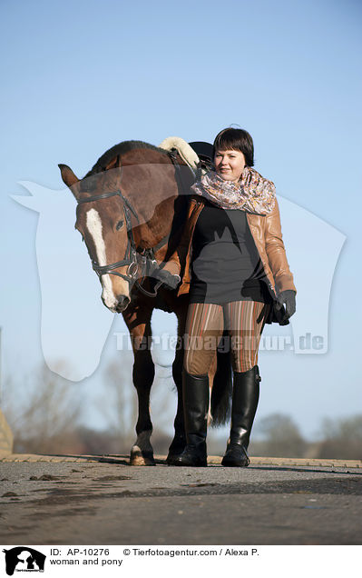 woman and pony / AP-10276