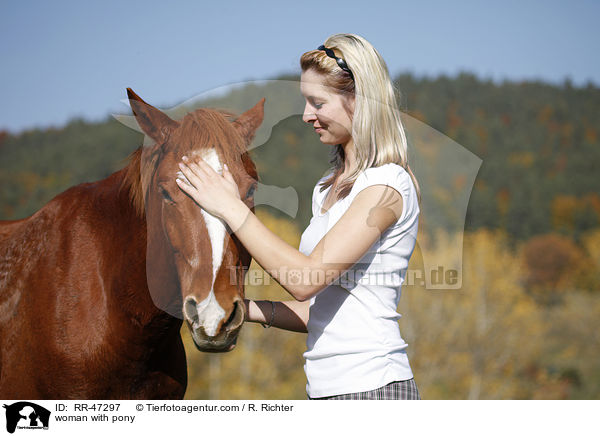 woman with pony / RR-47297