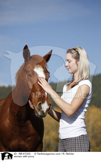 woman with pony / RR-47300