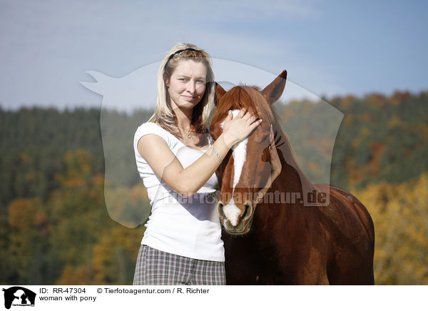 woman with pony / RR-47304