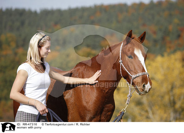 woman with pony / RR-47316