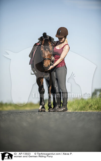 Frau und Deutsches Reitpony / woman and German Riding Pony / AP-13923