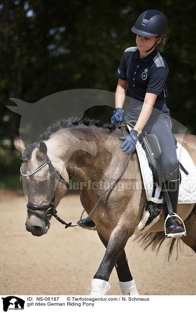 Mdchen reitet Deutsches Reitpony / girl rides German Riding Pony / NS-06187
