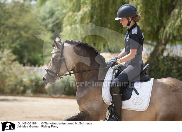 Mdchen reitet Deutsches Reitpony / girl rides German Riding Pony / NS-06189