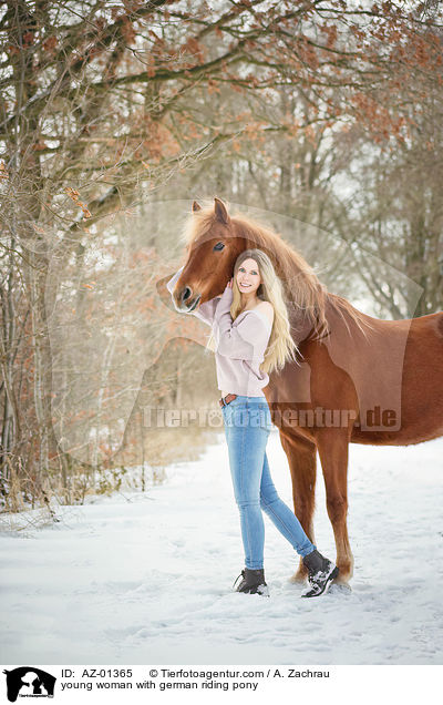junge Frau mit Deutschem Reitppony / young woman with german riding pony / AZ-01365