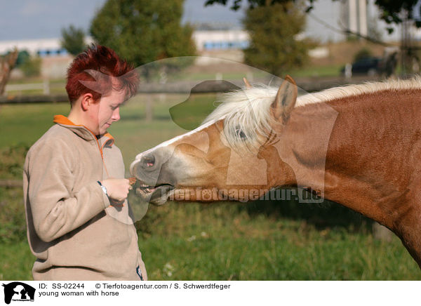 young woman with horse / SS-02244