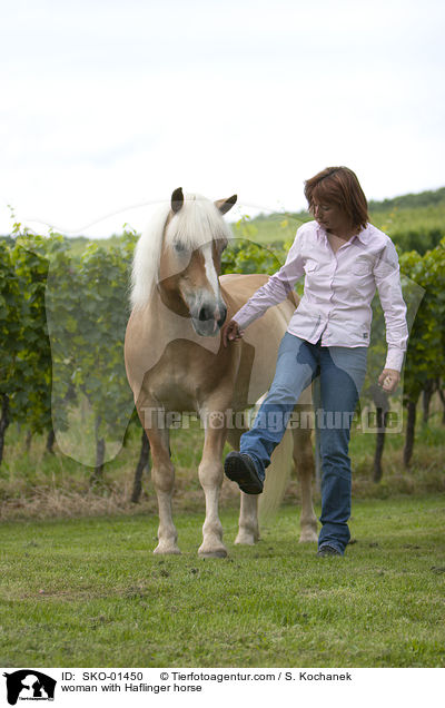 Frau mit Haflinger / woman with Haflinger horse / SKO-01450