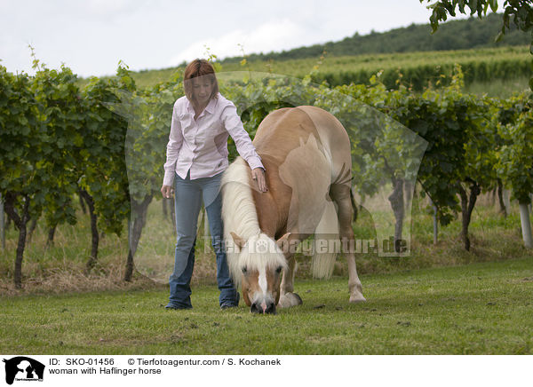 Frau mit Haflinger / woman with Haflinger horse / SKO-01456