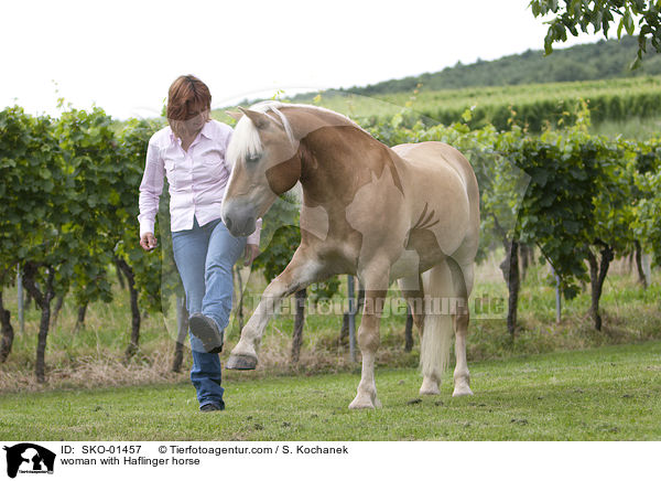Frau mit Haflinger / woman with Haflinger horse / SKO-01457