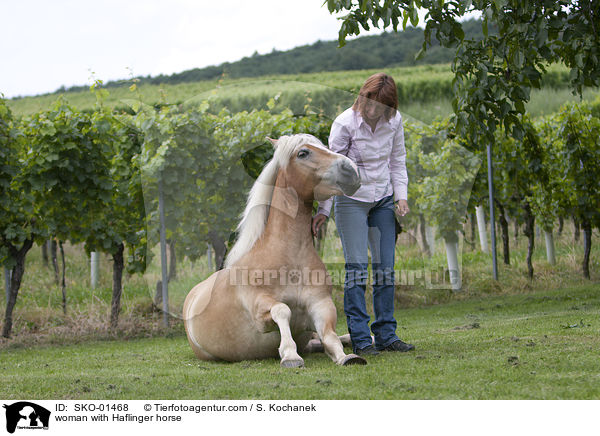 Frau mit Haflinger / woman with Haflinger horse / SKO-01468