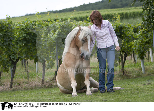 Frau mit Haflinger / woman with Haflinger horse / SKO-01469