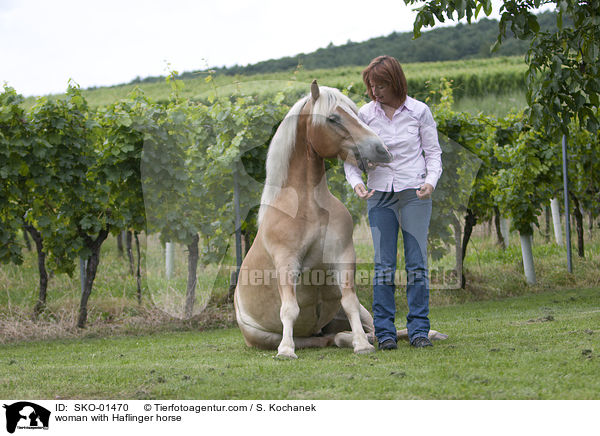 Frau mit Haflinger / woman with Haflinger horse / SKO-01470